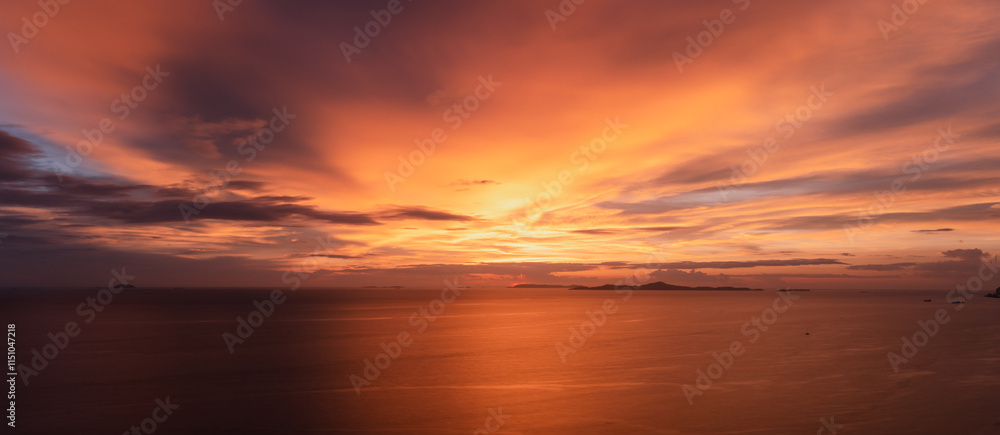 Obraz premium Dreamy sunset on tropical sea in Pattaya, Thailand. beautiful landscape of seascape with water reflection from sunlight. background for traveling and vacation.