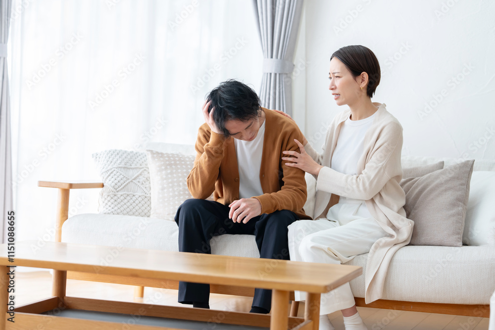 頭痛・悩む・落ち込む男性・心配する女性 頭痛・悩む・落ち込む男性・心配する女性