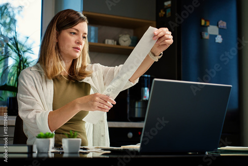 Foto Stressed woman reviewing bills at home