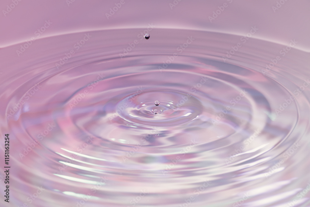 水面に落ちる水滴. 水面に落ちる水滴.