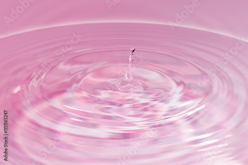 水面に落ちる水滴.