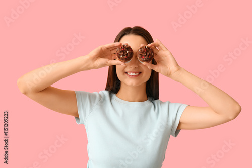 Young woman with sweet cupc...