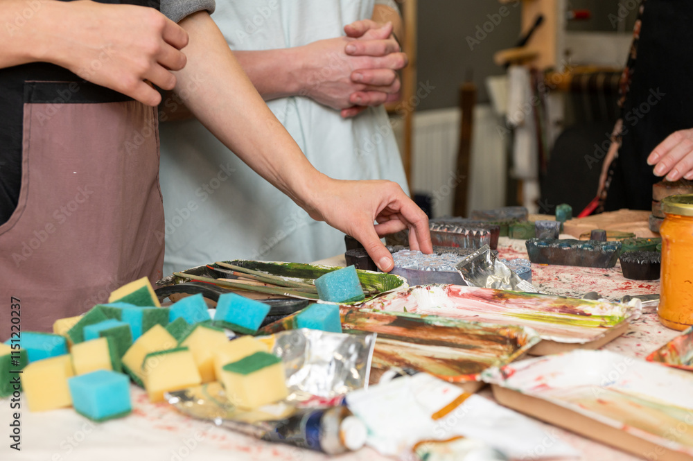 Obraz premium Art workshop scene with young caucasian adults engaging in creative activities