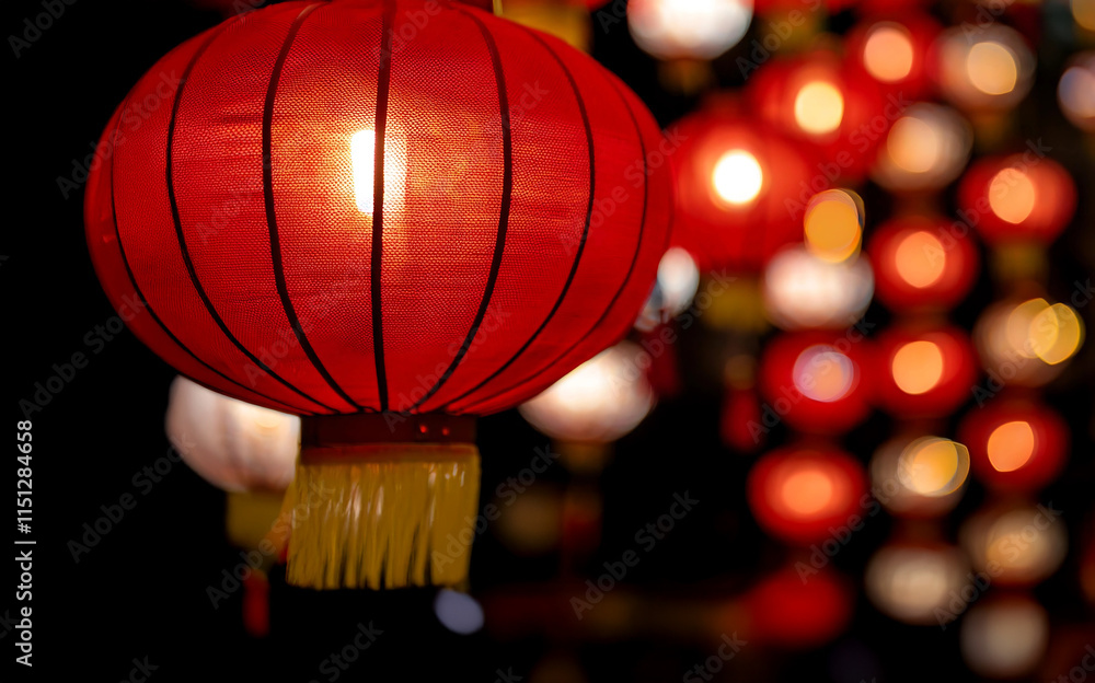 Obraz premium Chinese red lanterns on the night of the happy Chinese New Year decorate the streets.