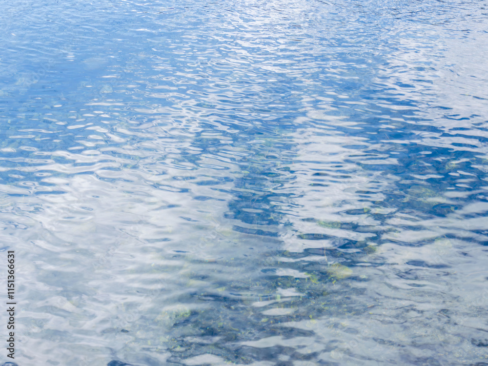 Obraz premium 川の水面に映る冬の青空04