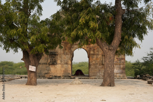 Obraz na płótnie Eternal Tribute: Bairam Khan's Mausoleum in Patan w salonie