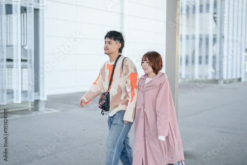 Canvas Print A couple in their 20s is shopping at a shopping mall in Tokoname City, Aichi Prefecture in autumn