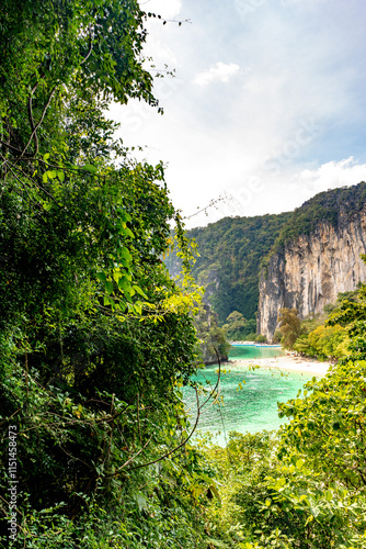 La plage de Koh Hong au travers de la verdure photo