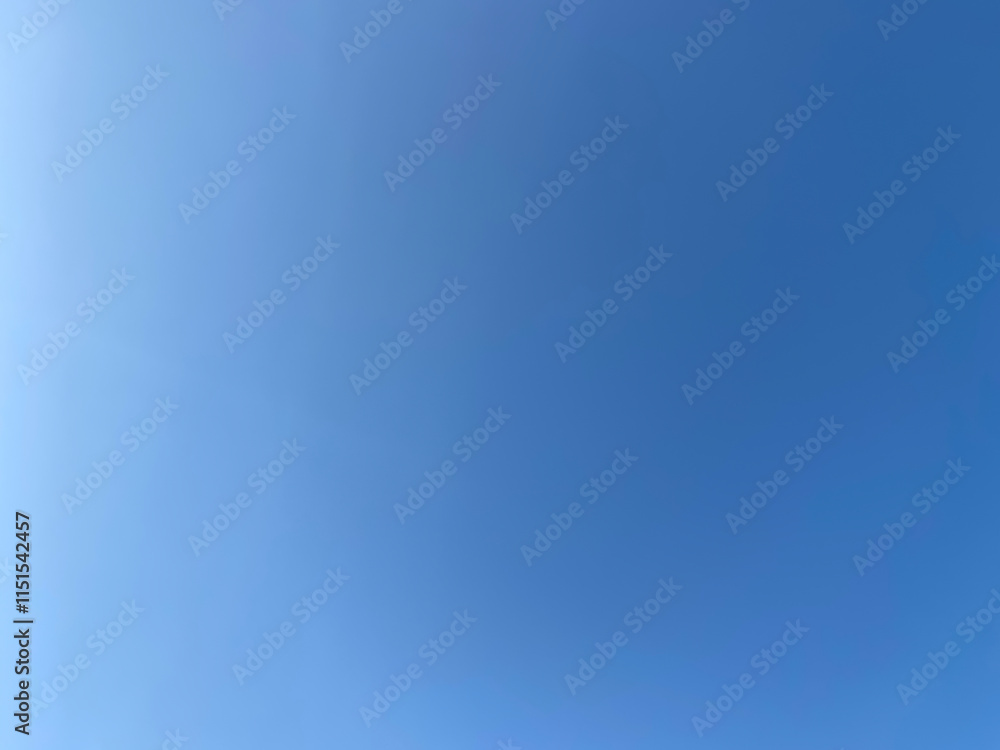 東京の青空。微妙な青のグラデーション。 春。 東京の青空。微妙な青のグラデーション。 春。