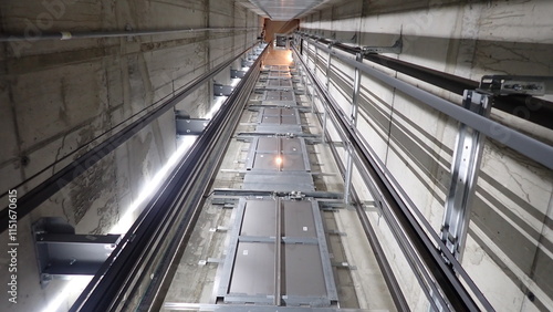 Aufzugstechnik im Schacht