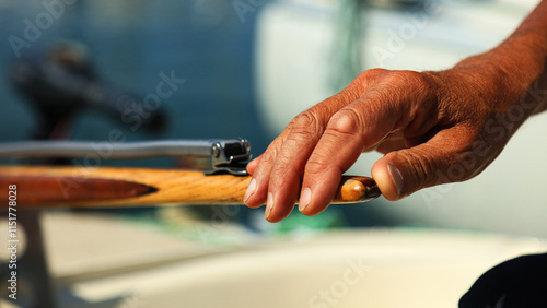 Alte Hände beim Segeln, Hände bei der Arbeit, Segelhände, Hände photo