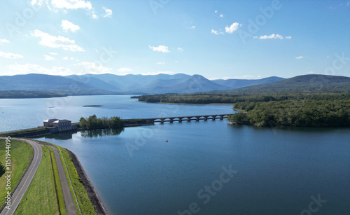 Foto aerial view of the ashokan reservoir in upstate new york (near woodstock olivebr
