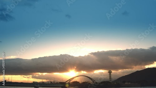 青空と夕日のコントラスト
