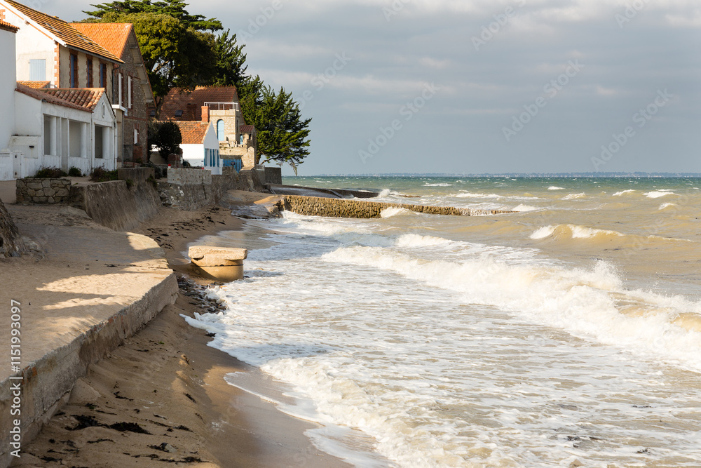 Montée du niveau de la mer et danger sur les habitations littorales, submersion par une mer agitée. Plage de Mardi gras, Noirmoutier. Montée du niveau de la mer et danger sur les habitations littorales, submersion par une mer agitée. Plage de Mardi gras, Noirmoutier.