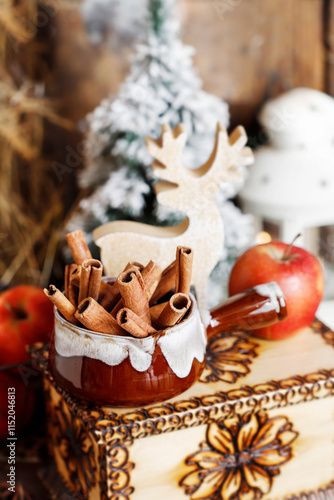 Obraz na płótnie Classic Christmas home decoration with red apples and cinnamon sticks. w salonie