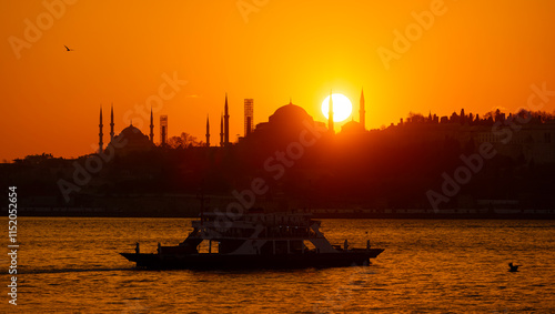 Obraz na płótnie Eminonu city with mosque silhouettes in the background at sunset w salonie