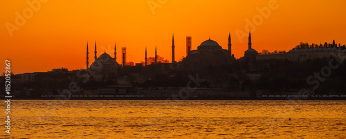 Obraz na płótnie Eminonu city with mosque silhouettes in the background at sunset w salonie