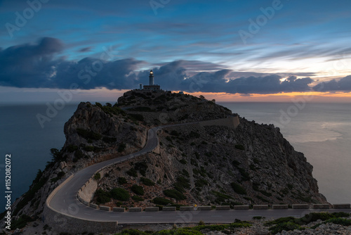 Morgendämmerung am Leuchtturm von Kap Formentor, Mallorca, Spanien photo