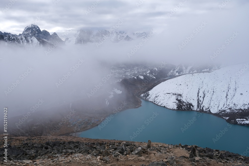 Φωτογραφία Amazing mountain panorama of turquoise lake and buildings of Gokio settlement from peak Gokyo Ri