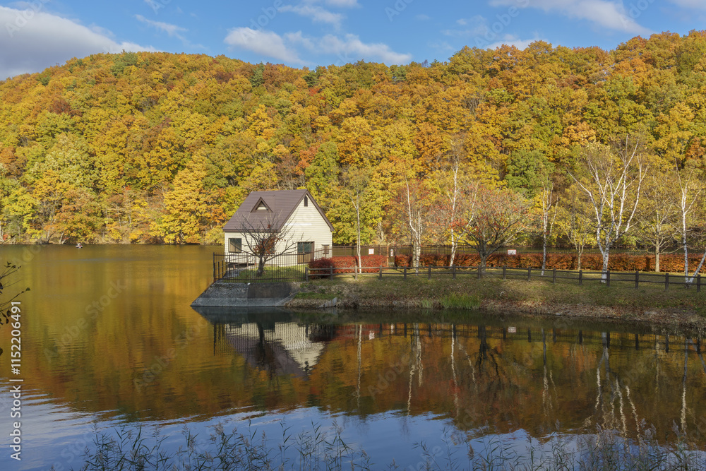 Obraz premium 宮城県七ヶ宿町 長老湖の紅葉 Autumn foliage at Lake Choro