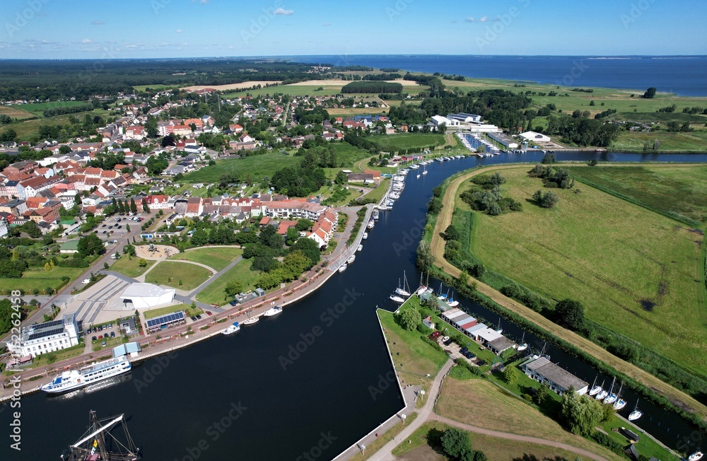 Fototapeta premium Seebad Ueckermünde, die Uecker ab Wendebecken flussabwärts mit köhnschem Kanal 2024
