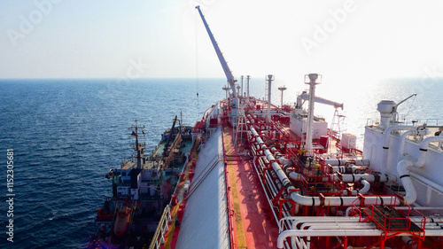 Foto LNG vessel at bunkering operation