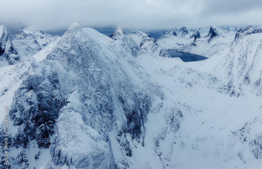 Obraz premium The SnowCovered Mountain Range in the Majestic Wilderness captivates all who visit