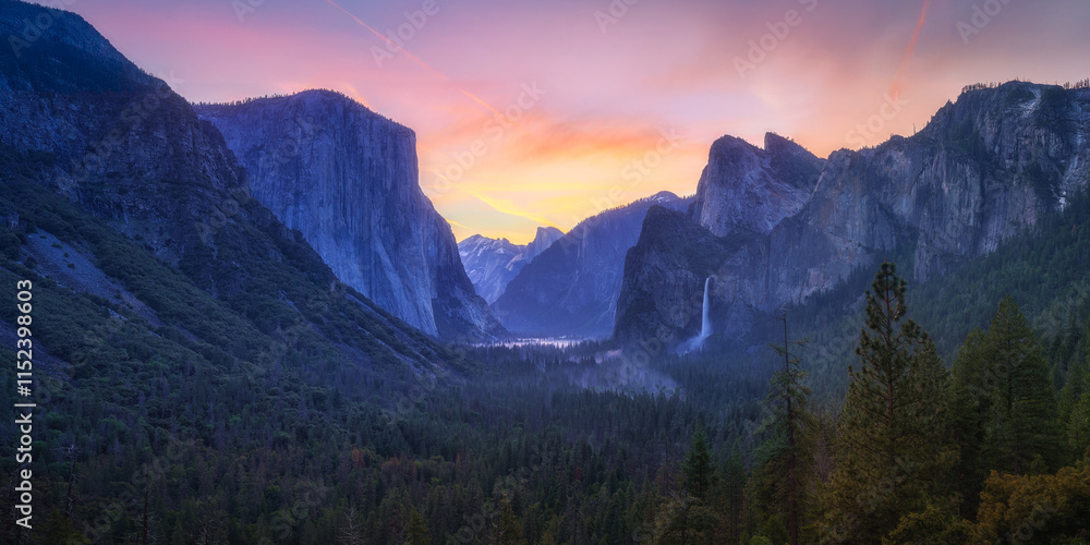 sunrise at the tunnel view in yosemite nationalpark, california, usa