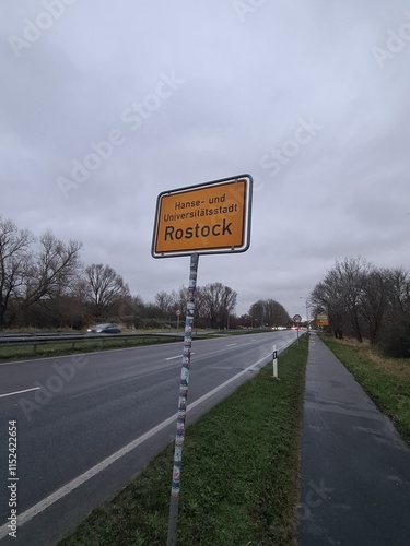 Ortseingangsschild an der Rostocker Stadtautobahn, mit atmosphärischem Himmel photo