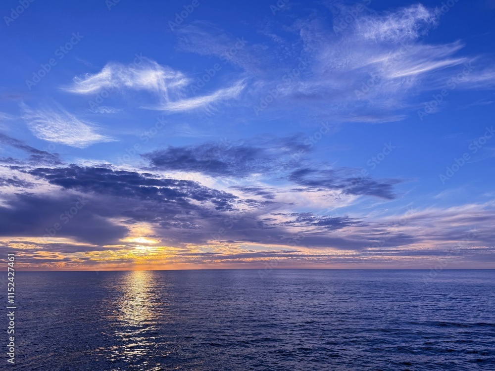 Fototapeta premium Dusk sky clouds and shiny ocean