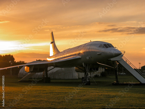 L'avion Concorde en format paysage, vu de 3/4 profil sur fond de coucher de soleil. photo