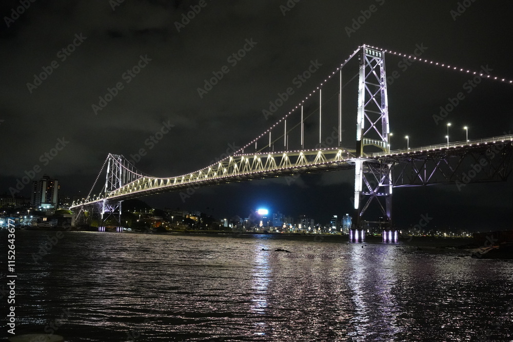 Obraz premium Ponte Hercílio Luz Florianópolis Iluminada 2024