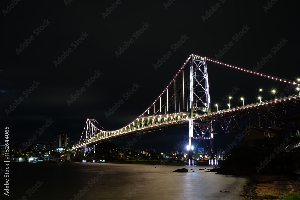 Fototapeta premium Ponte Hercílio Luz Florianópolis Iluminada 2024