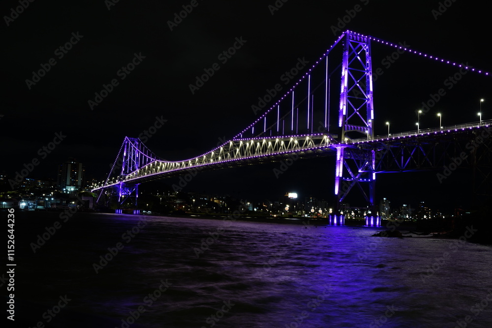 Obraz premium Ponte Hercílio Luz Florianópolis Iluminada 2024