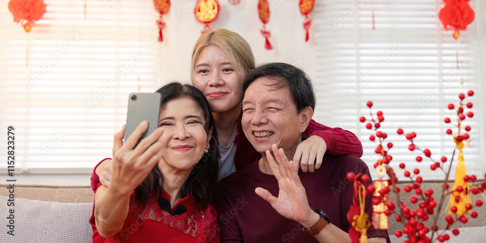 Obraz premium Celebrating chinese new year with family granddaughter captures joyful moments with grandparents at home