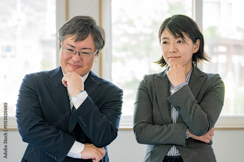 悩むビジネス男女 悩むビジネス男女