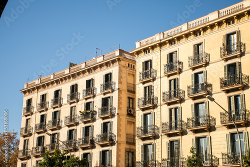 Foto historic hotel building facade with open windows facing the sun on a beautiful a