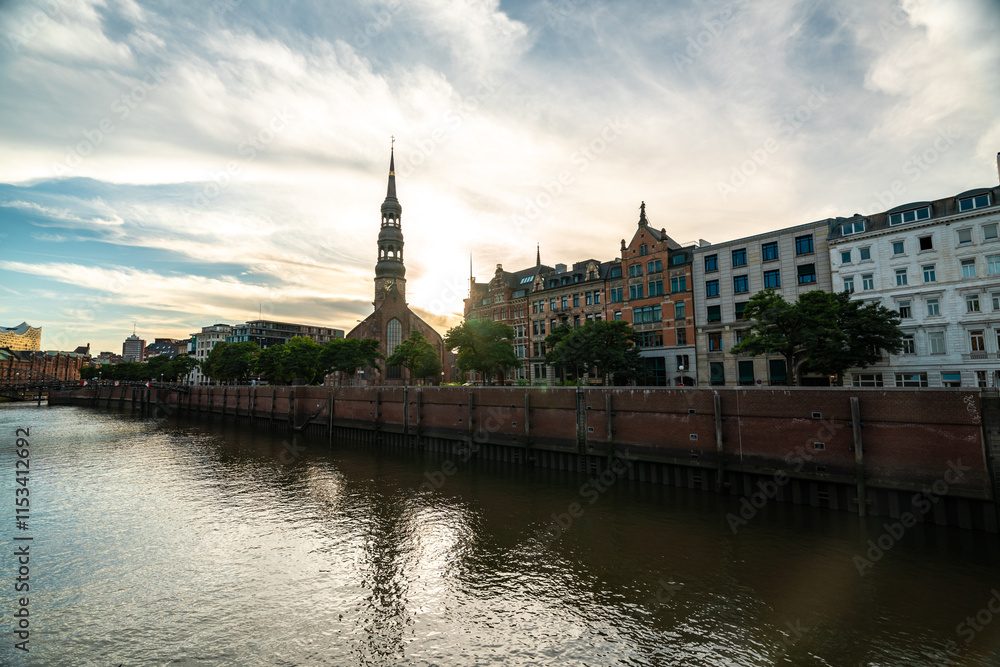 Obraz premium Scenic View of Hamburgs Historic Architecture at Sunset
