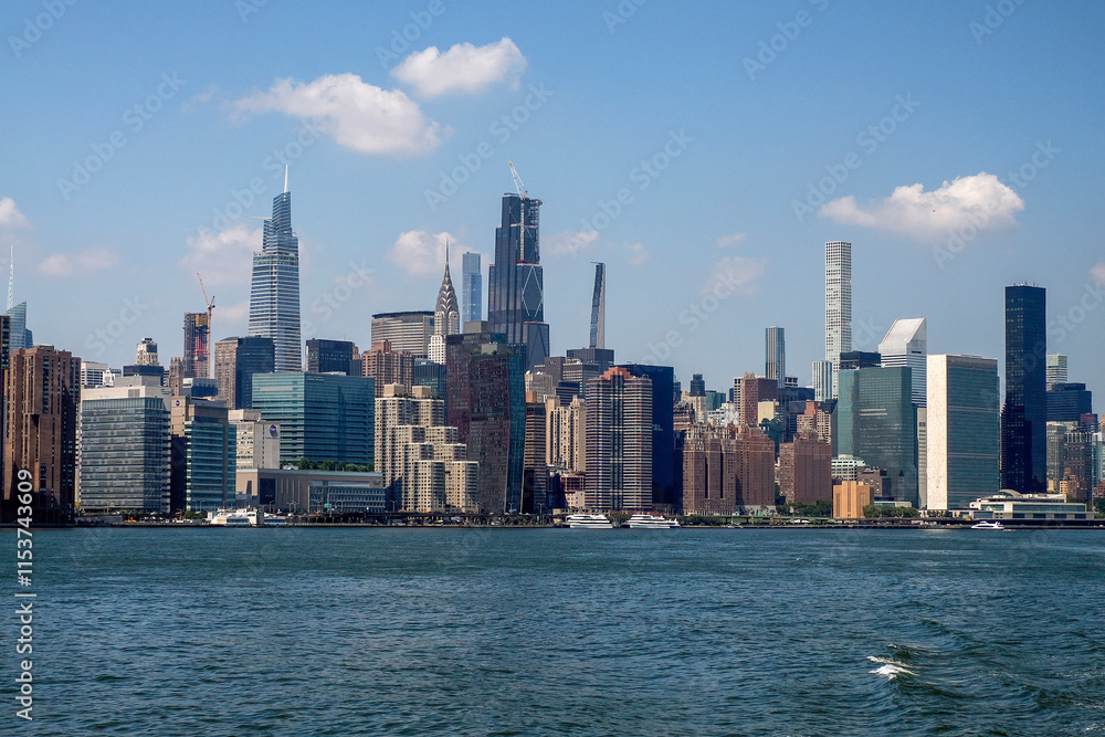 Naklejka premium new york manhattan view from East river
