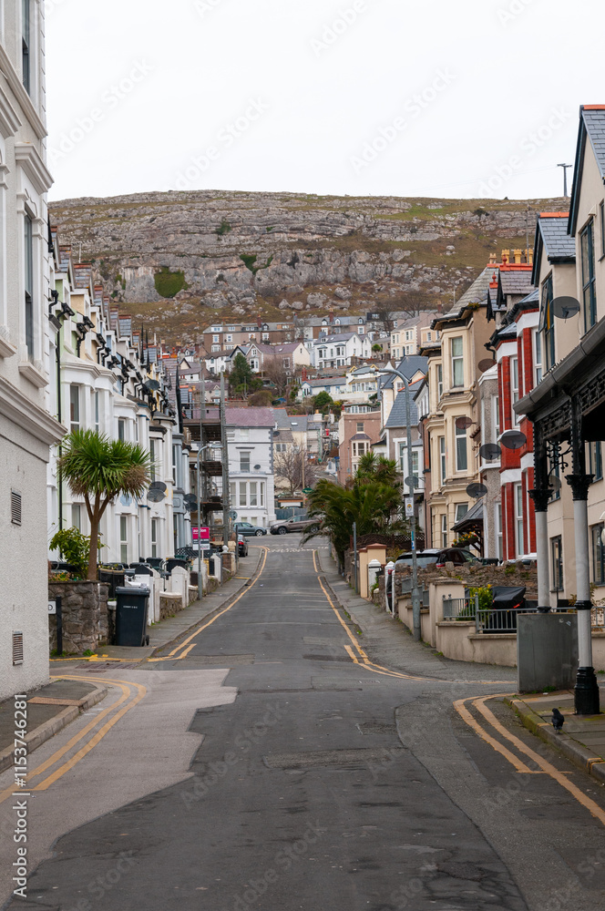 Obraz premium Llandudno is a picturesque seaside town in Wales, known for its elegant Victorian architecture, wide promenade, sandy beaches, and the Great Orme hill offering stunning views.