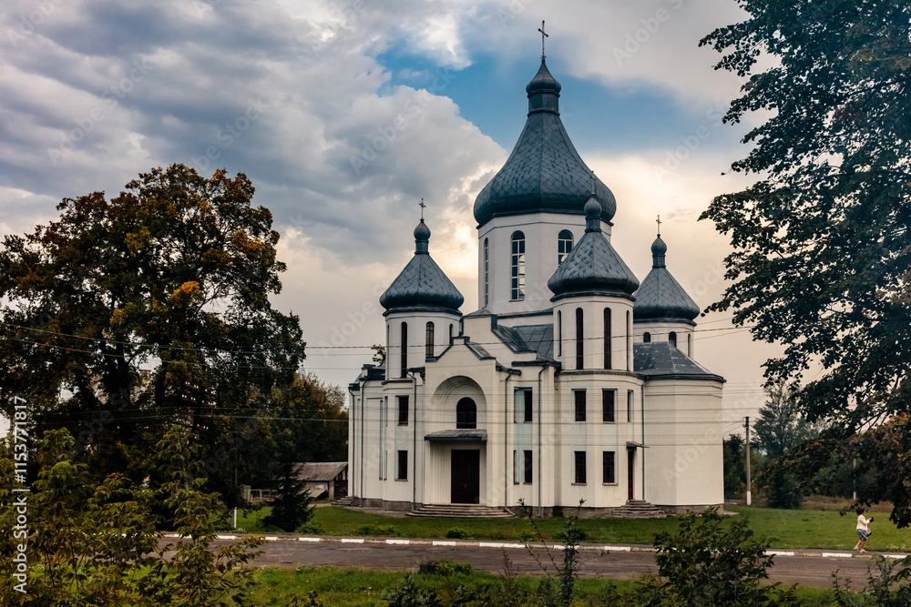 Obraz premium A large white church with a steeple and a cross on top