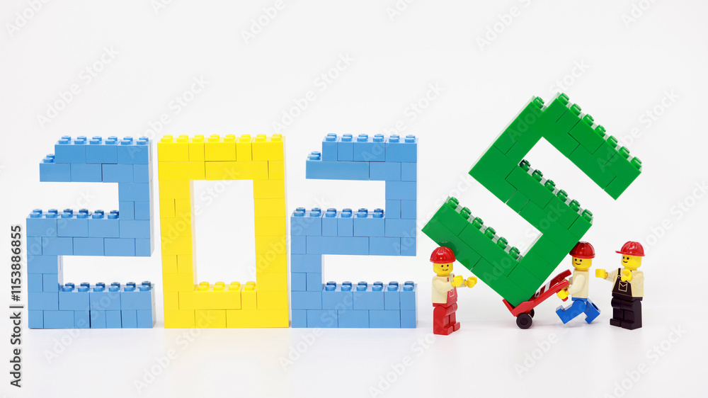 Obraz premium Hong Kong - December 24 2024: workers set up the new year 2025 wording