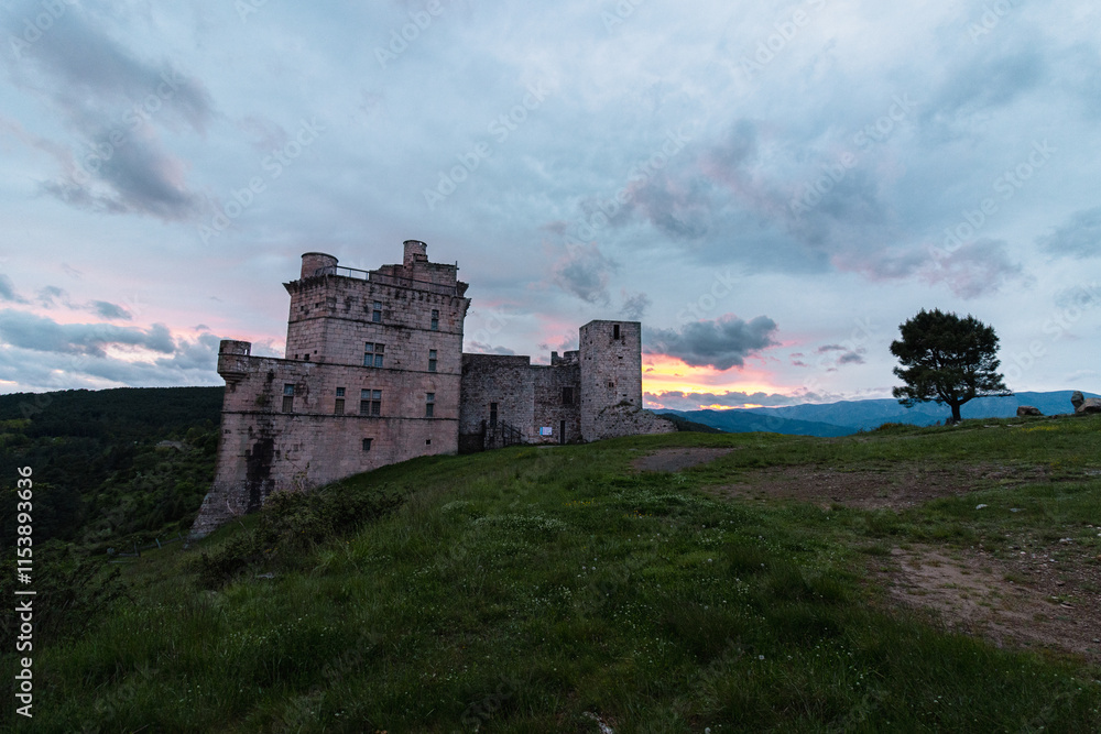 Obraz premium Le château de Portes au coucher du soleil