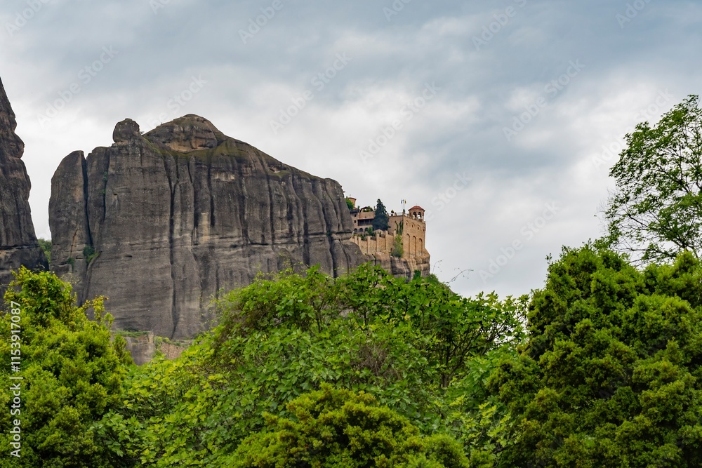 Obraz premium Meteora monasteries on the tops of rocks in the mountains. Interesting shaped rock formations in Greece. Beautiful mountain landscape.