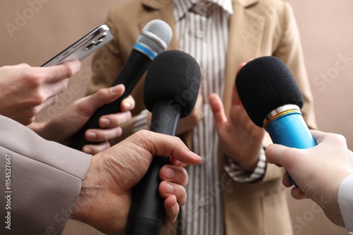 Foto Group of journalists interviewing businesswoman on beige background, closeup