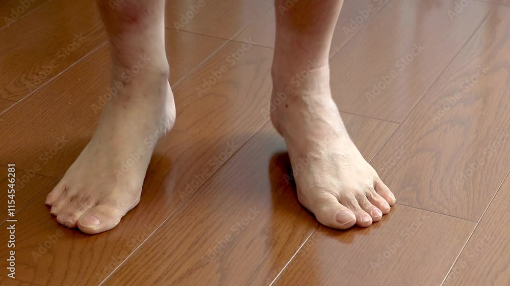 木の床の上で裸足でつま先立ちをする 木の床の上で裸足でつま先立ちをする