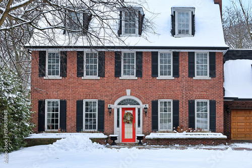 Fotografía Traditional brick house in winter