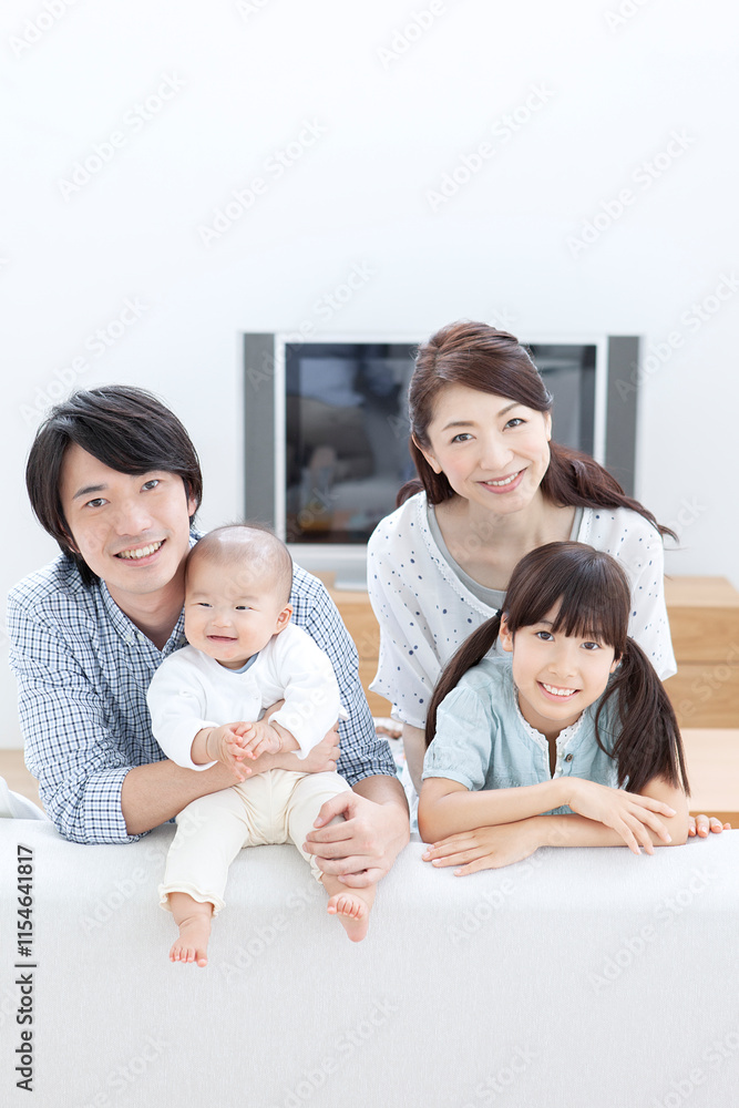 ソファで寛ぐ家族