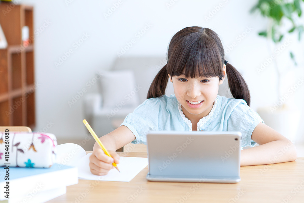 タブレットで勉強する女の子 タブレットで勉強する女の子