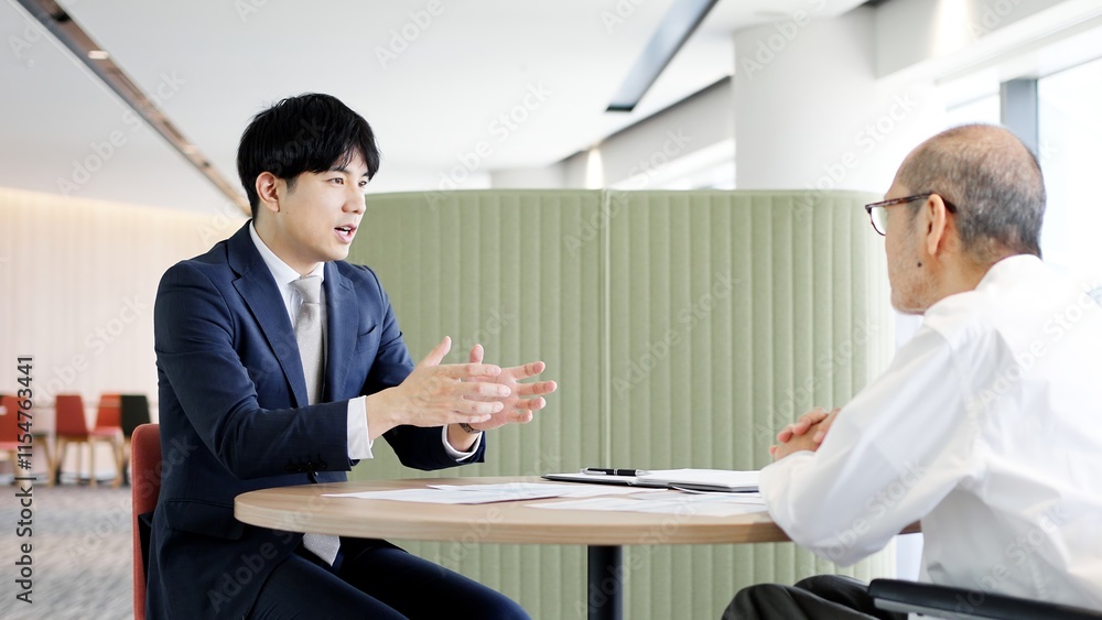 Fototapeta premium 高齢者に営業をするビジネスマン 